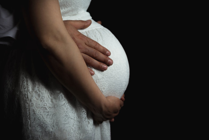 Paar Shooting mit Schwangerschaftsbauch © Copyright UK Photographie
