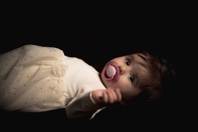 Low Key Baby Shooting © Copyright UK Photographie