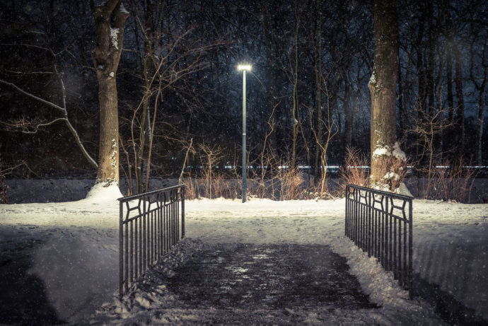 Verschneite Brücke bei Nacht © Copyright UK Photographie