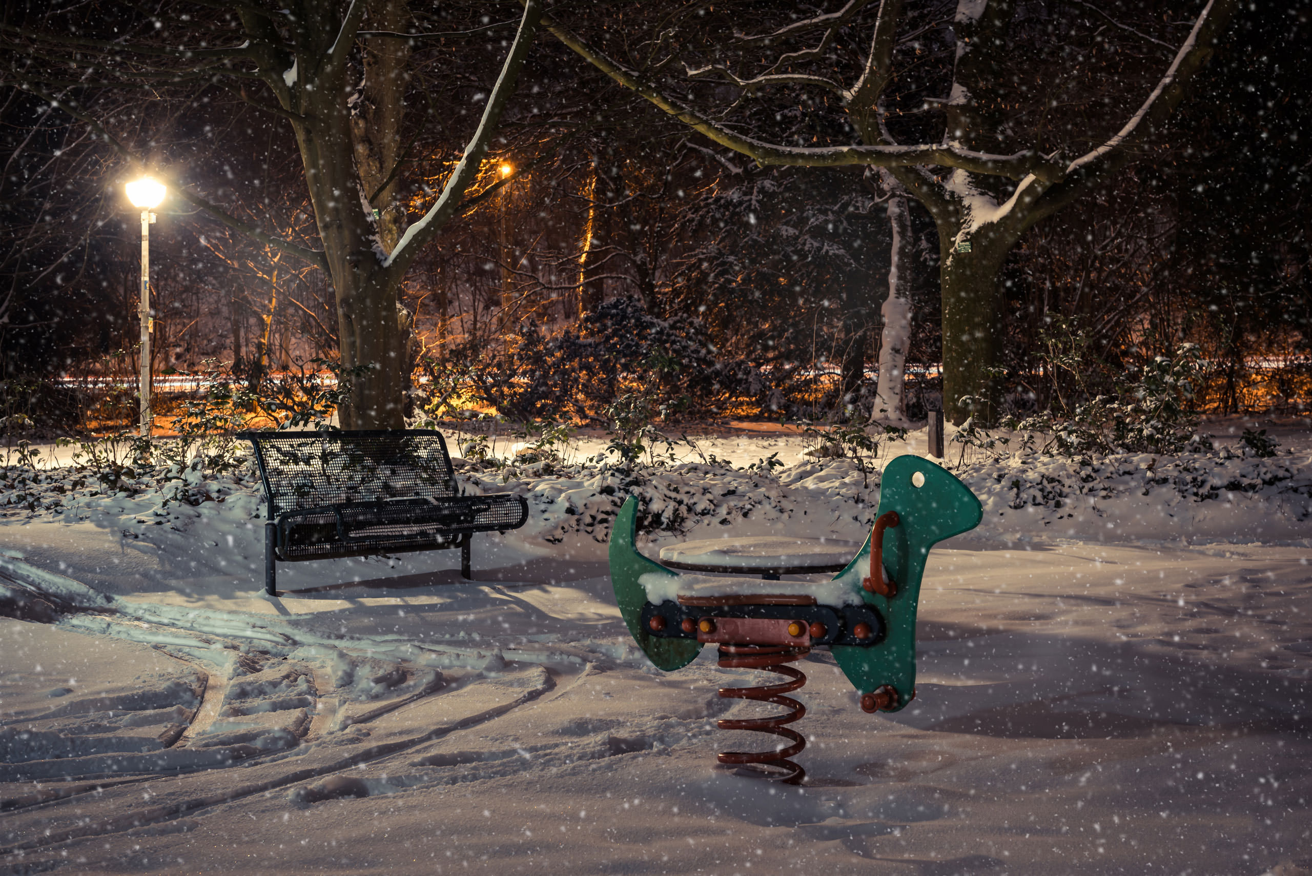 Verschneiter Spielplatz