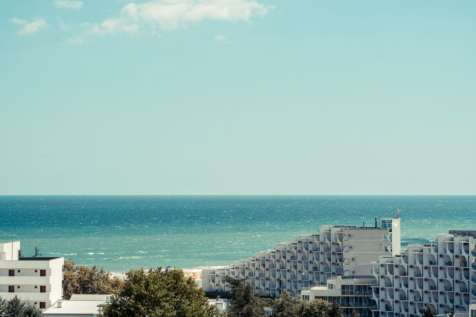 Hotels am Meer entlang © Copyright UK Photographie