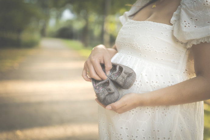 Schuhe vom Baby in der Hand © Copyright UK Photographie
