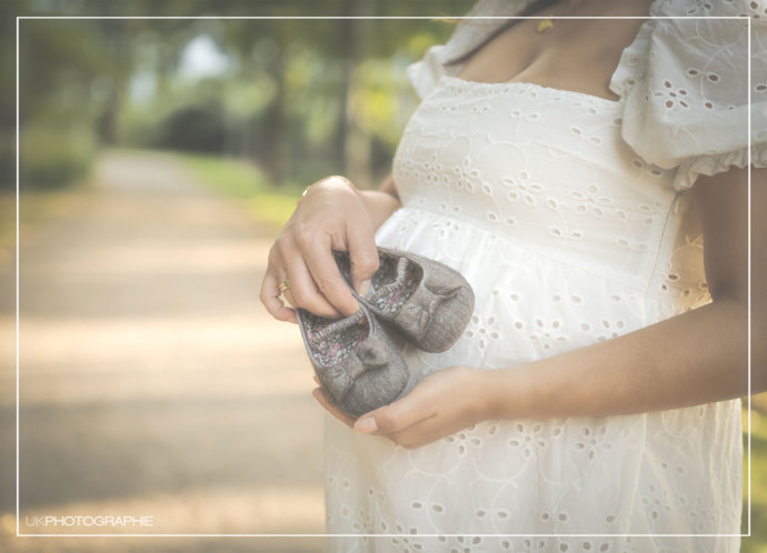 Fotocollage Babyschuhe in der Hand © Copyright UK Photographie