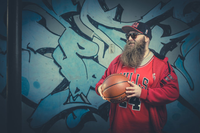 Bartmodel mit Basketball und Outfit in Position © Copyright UK Photographie