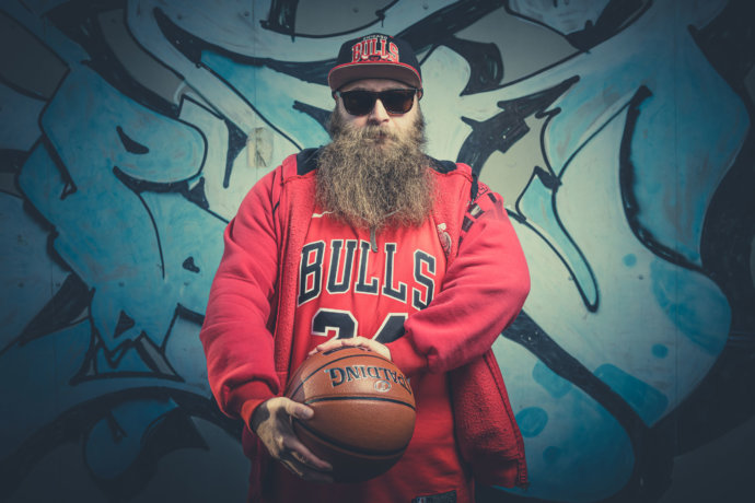 Bartmodel mit ernsten Blick mit Basketball in Position © Copyright UK Photographie