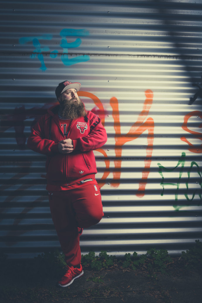 Mit Kappe und Basketball Outfit vor einer Wand © Copyright UK Photographie