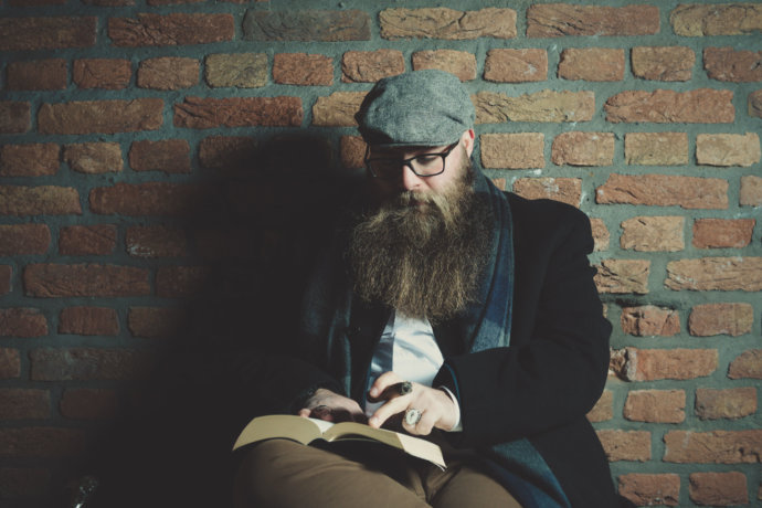 Bartmodel liest ein buch © Copyright UK Photographie