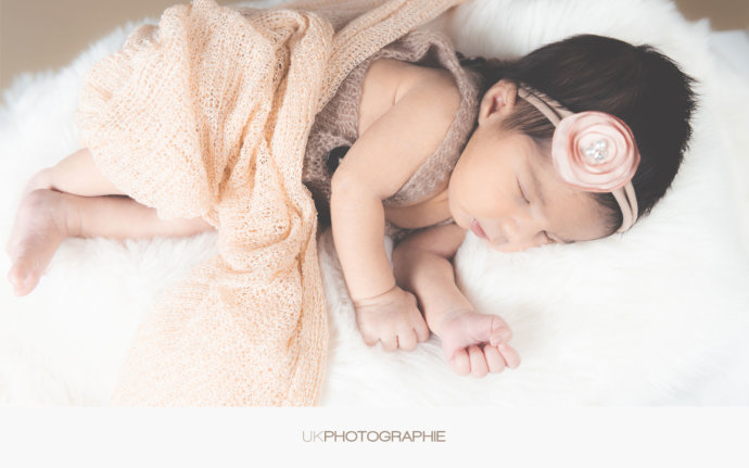 Zu sehen ist ein Baby Foto liegend auf einer Kuscheldecke © Copyright UK Photographie