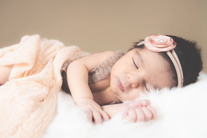 Zusehen ist ein Baby liegend beim fotografieren © Copyright UK Photographie