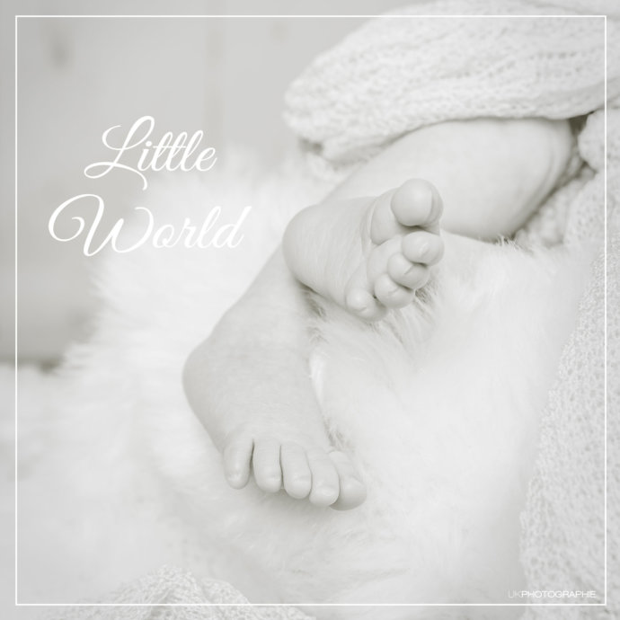 Zusehen sind Babyfüße in schwarzweiß © Copyright UK Photographie