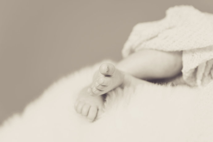 Zusehen sind Füße von einem Baby Shooting in Sepia © Copyright UK Photographie