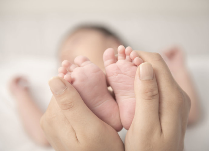 Babyfüße im Vordergrund © Copyright UK Photographie