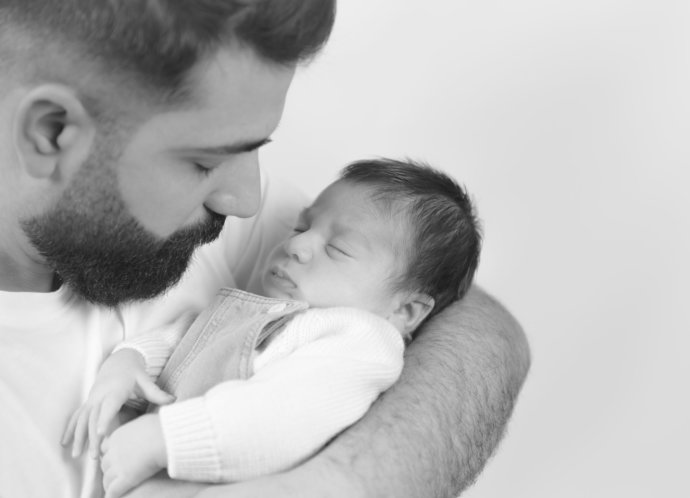 Schwarzweißaufnahme Vater und Sohn © Copyright UK Photographie