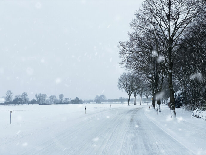 Verschneite Schnellstraße © Copyright UK Photographie