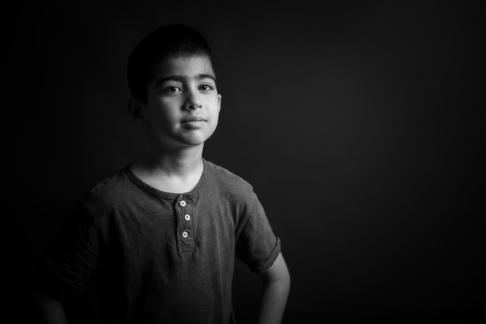 Low Key Aufnahme Junge © Copyright UK Photographie